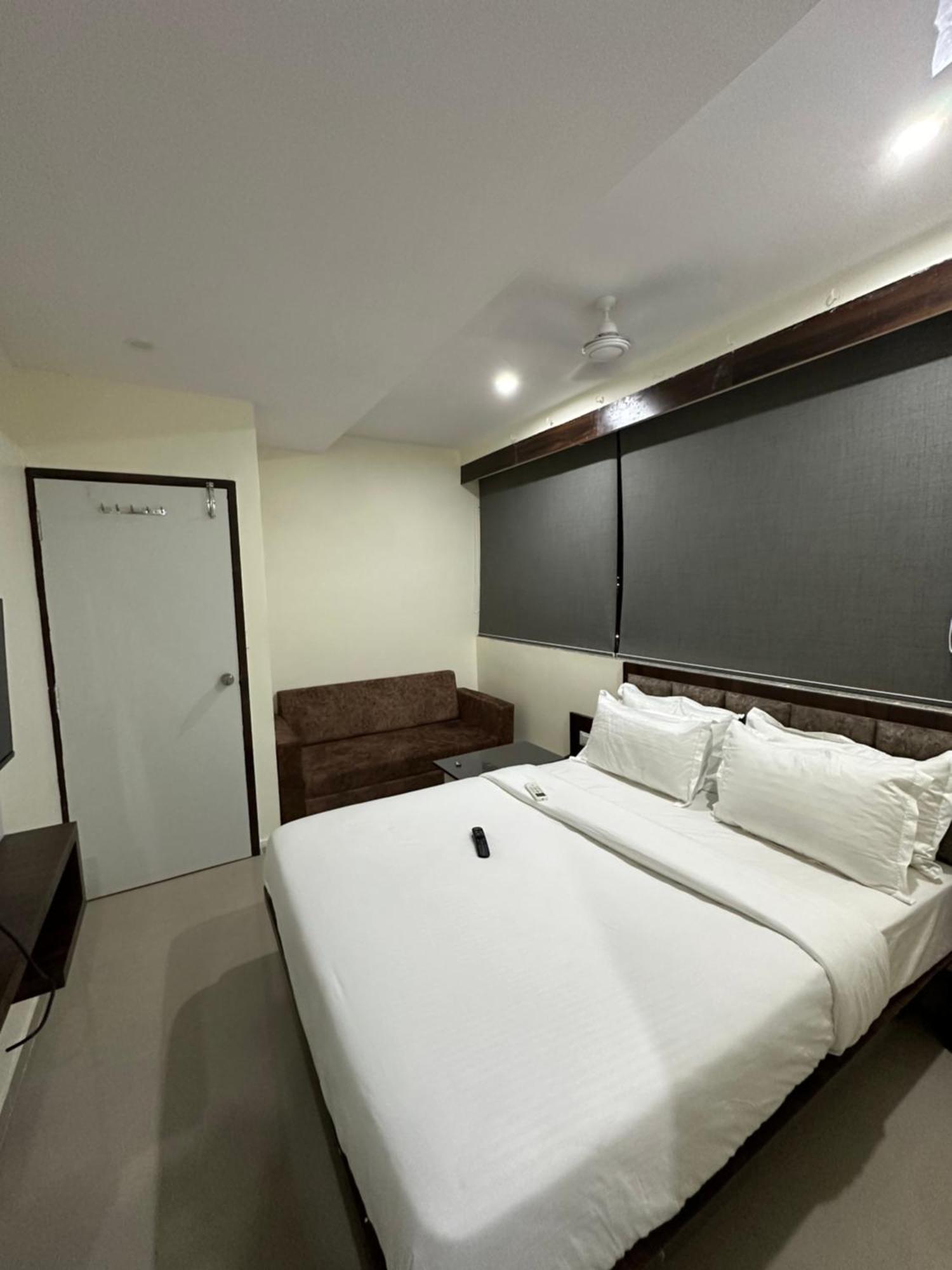 Hotel Golden View Vadodara Esterno foto