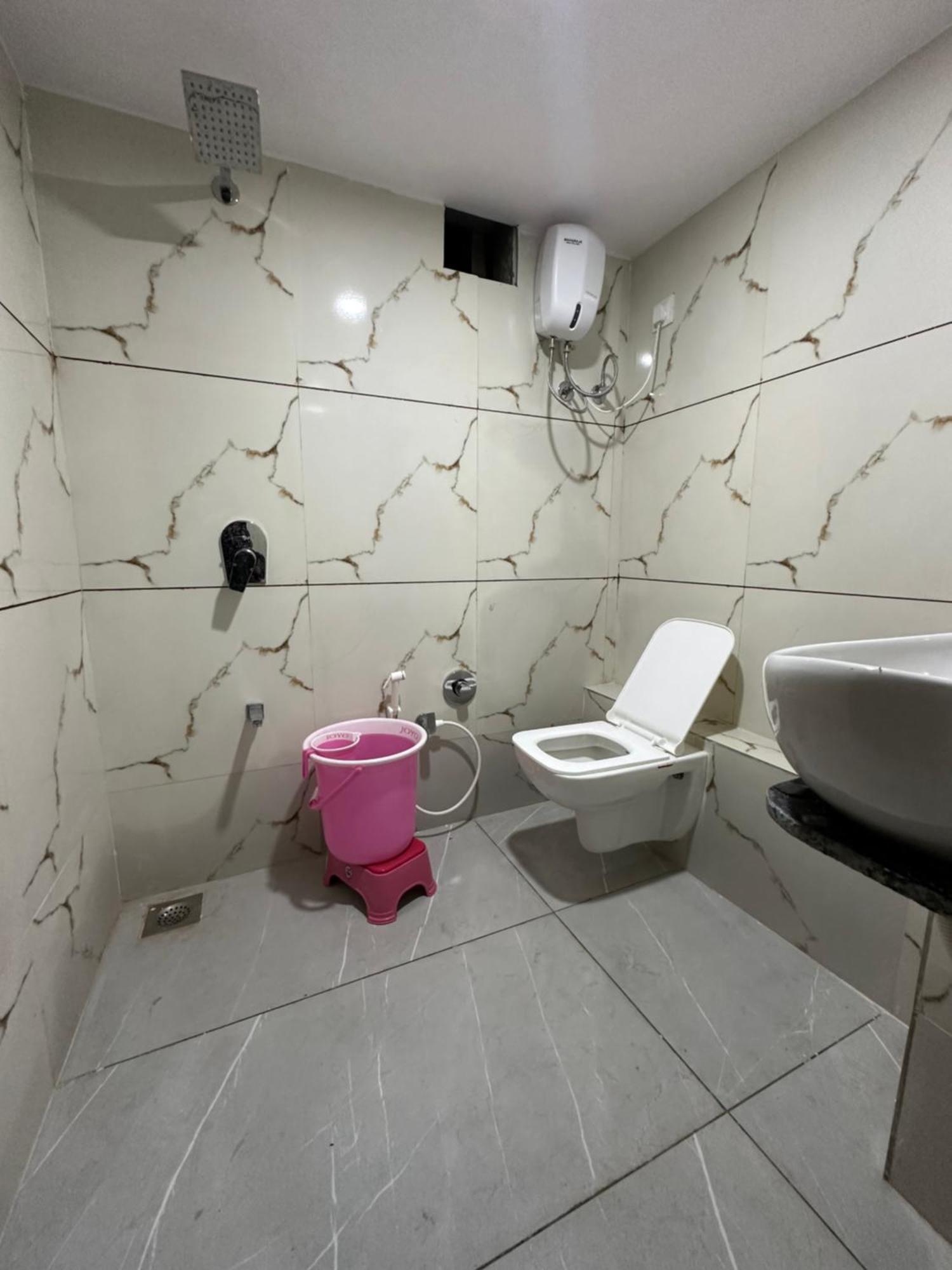 Hotel Golden View Vadodara Esterno foto