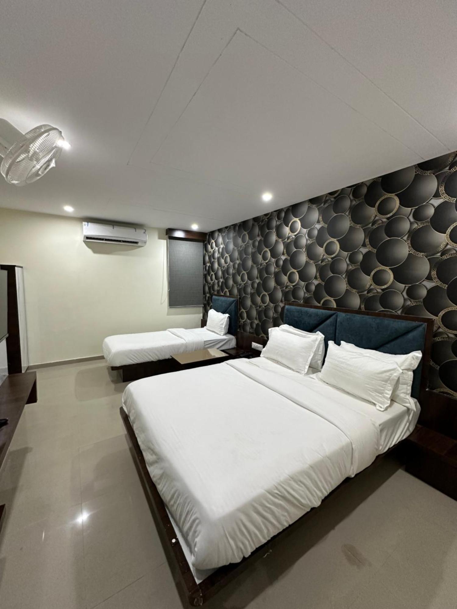 Hotel Golden View Vadodara Esterno foto